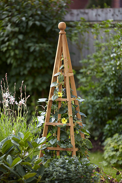 Holzobelisk - British Garden